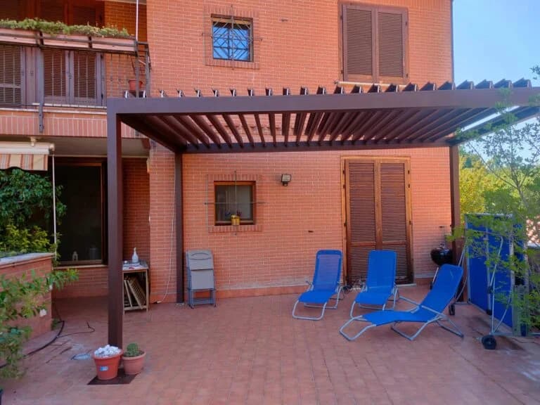 Pergola bioclimatica con lamelle su un terrazzo