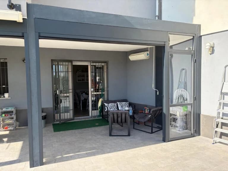 Pergola a doppi rulli su una terrazza