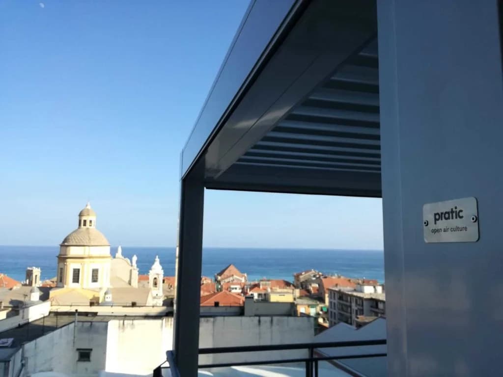 Pergola con lamelle e struttura chiara