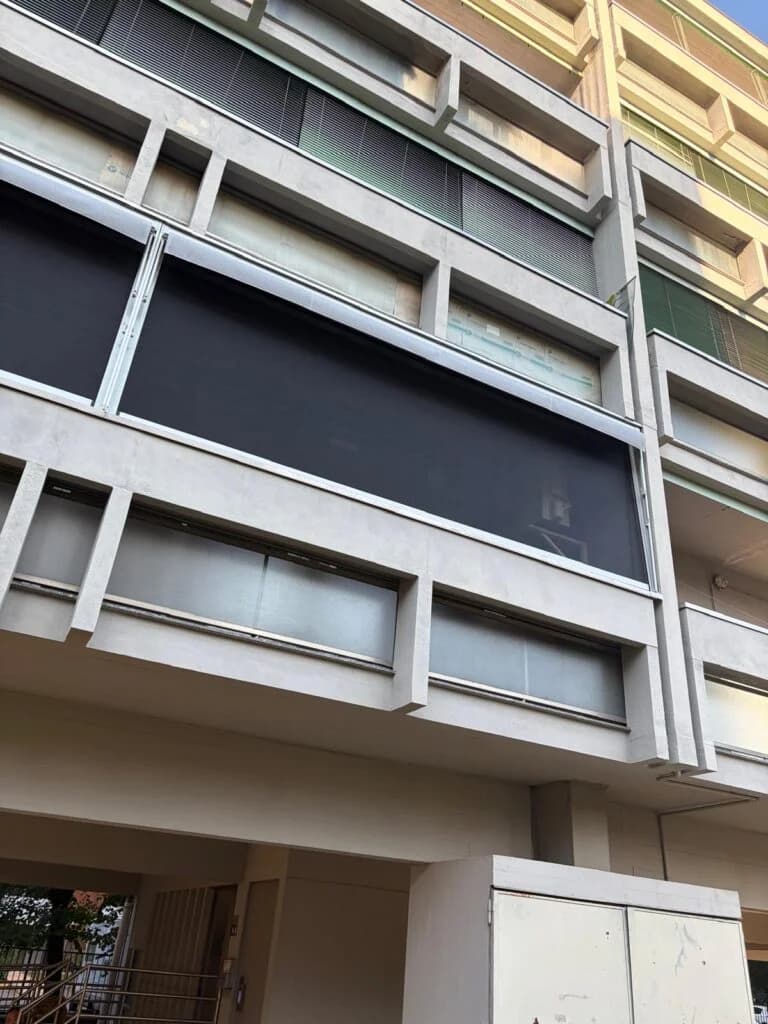 Tenda e zanzariera motorizzate su un balcone