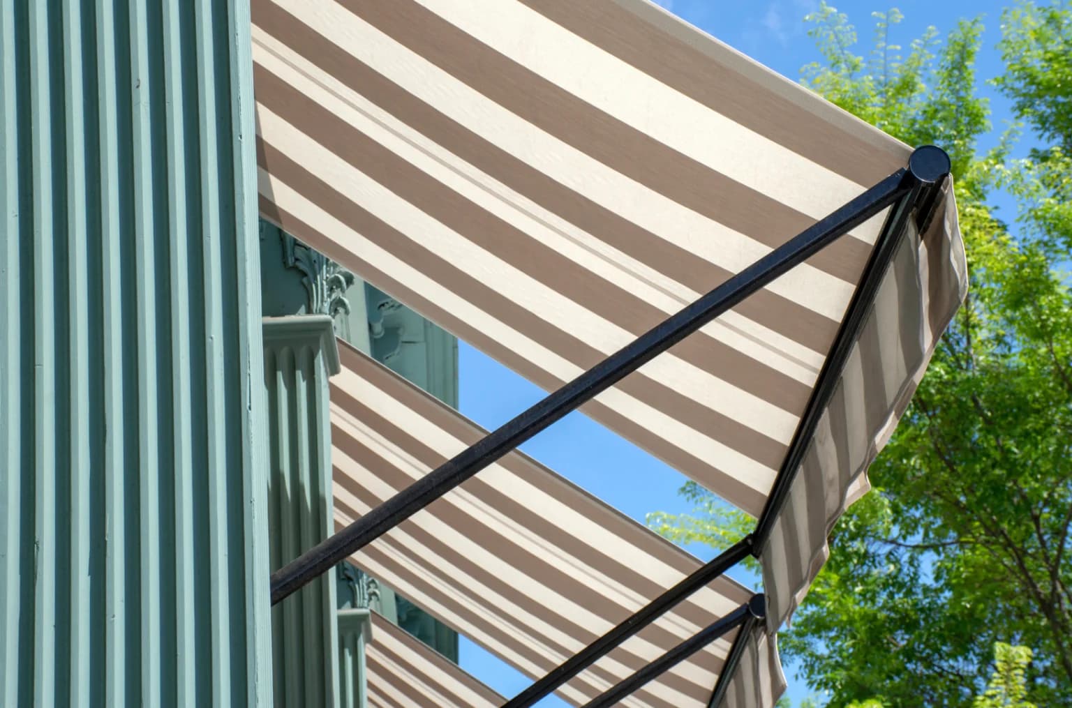 Luce del sole filtrata da una tenda a righe chiare